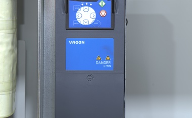 Flüssigkeitsgekühlte-Frequenzumrichter senken Energiebedarf von Extrudern