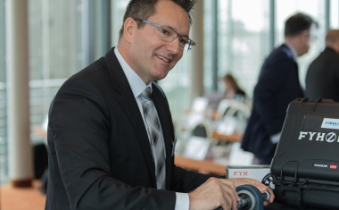 Neues Verriegelungssystem ersetzt die klassische Spannhülse  bei konischen Lagereinsätzen von Gehäuselagern