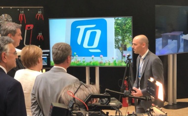 TQ stellt Kanzlerin Aktivitäten im Bereich KI und Robotik vor
