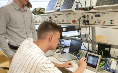 Sigmatek stattet das Photovoltaik-Labor an der HTL Salzburg aus