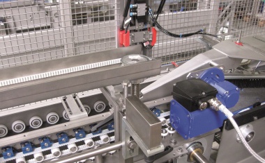 Drehstrom-Asynchronmotore sorgen in Verschließmaschine für Nonstop-Durchlauf von nicht perfekt verschlossenen Schachteln