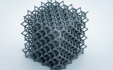 Two additive manufacturing processes in comparison