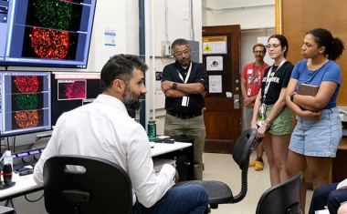 New microscopes available as public resource draw a crowd to Woods Hole