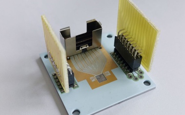 Ultracompact light source for encryption