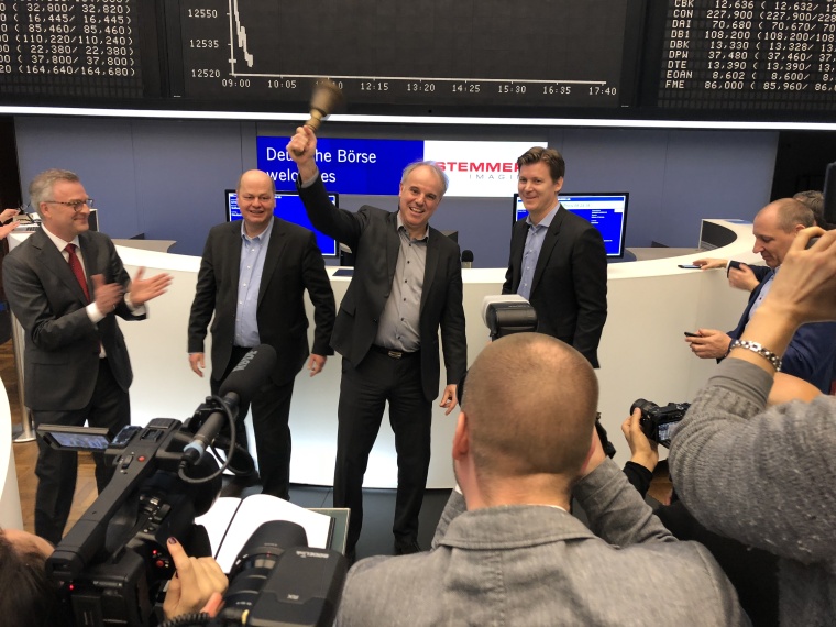 Vorstandschef Christof Zollitsch läutet die symbolische Glocke zum Börsengang.
