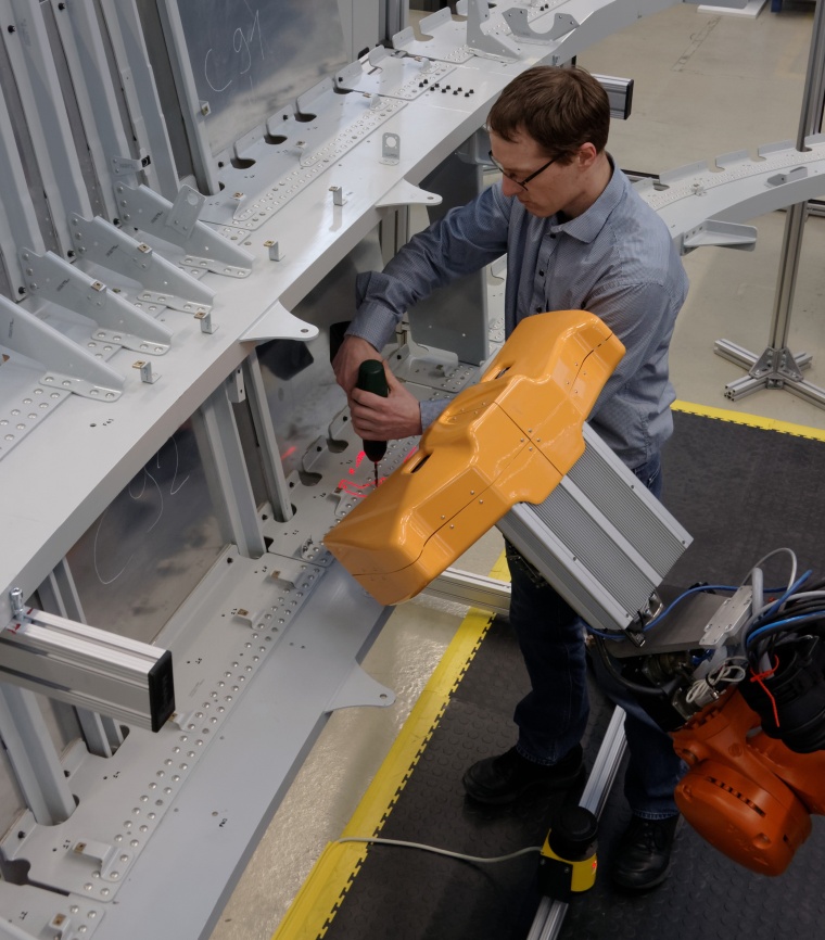 Durch einen Roboter assistierter Montageprozess in der Flugzeugfertigung. 