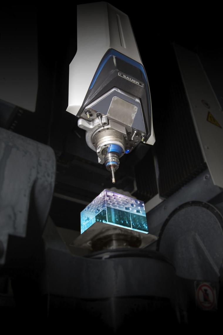 Abb. 2: Erzeugung einer komplexen Optikform mit einer CNC-Bearbeitungsmaschine