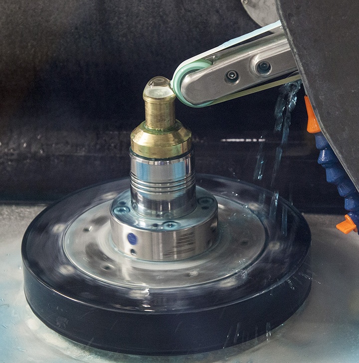 Abb. 3: UltraForm Finishing CNC-Poliermaschine für Asphären