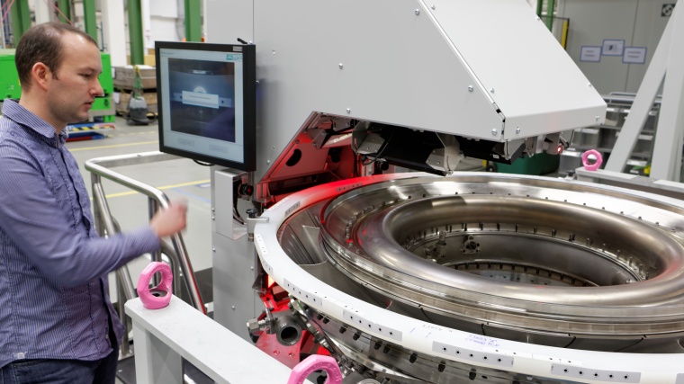 Abb. 1: Handgeführter optischer Prüfassistent in der Triebwerksmontage...