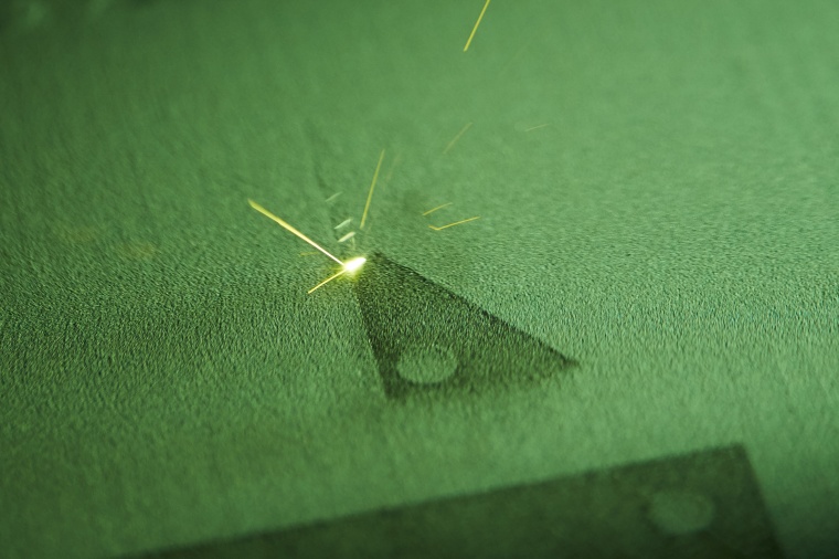 Der Laserstrahl schweißt mikrometerweise eine neue Schicht eines Bauteils.