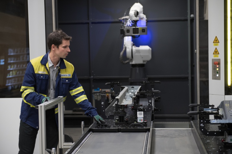 Die Zeiss AI Box lässt sich mit wenigen Handgriffen bestücken.