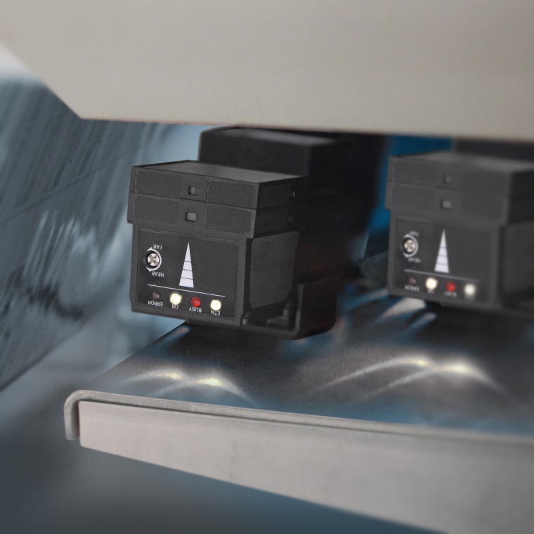 Jede FQ2 Smart Kamera liest, was der Lasermarkierer geschrieben hat und sendet...