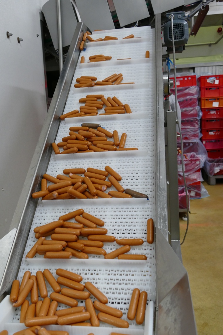 Nach dem automatischen Peelen werden die teilweise noch Kunstdarmresten...