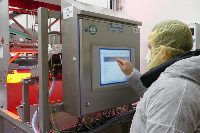 Über den Touchscreen des integrierten Industrie-PCs in einem...
