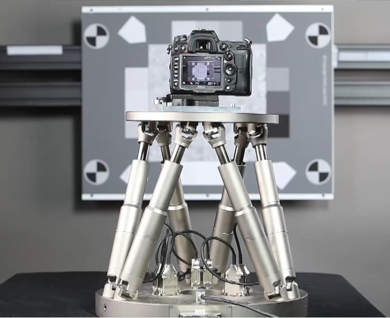 Ein PI Hexapod simuliert die Bewegungen eines Fotographen bei der Aufnahme von...