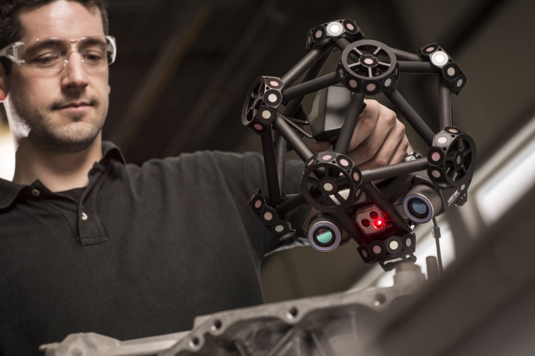 Alternative zur CMM: MetraScan 3D bei der Inspektion eines Automobilteils...