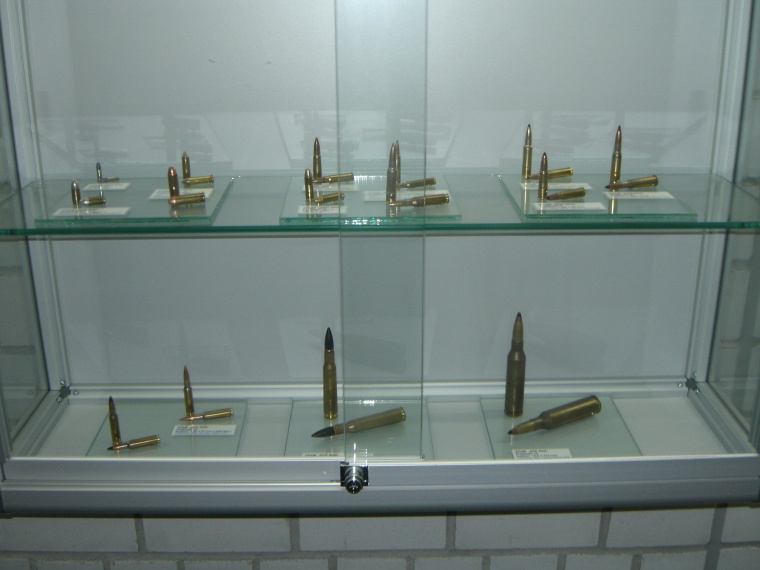 Schaukasten mit unterschiedlicher Prüfmunition im Bereich Sicherheitstechnik...