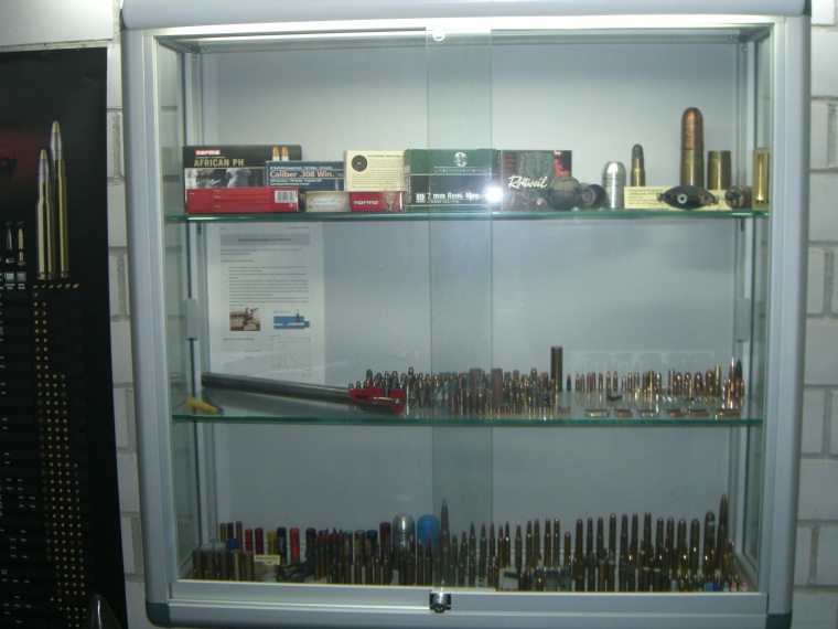 Ausstellungsvitrine im Bereich der Munitionstechnik (Bildquelle: RP...