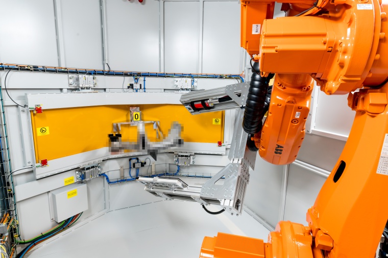 Ein Röntgen-C-Arm fährt ein Bauteil zur Bildaufnahme ab. (Bildquelle:...