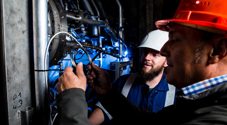 Installation der akustischen ­Sensoren an den Gasturbinen.