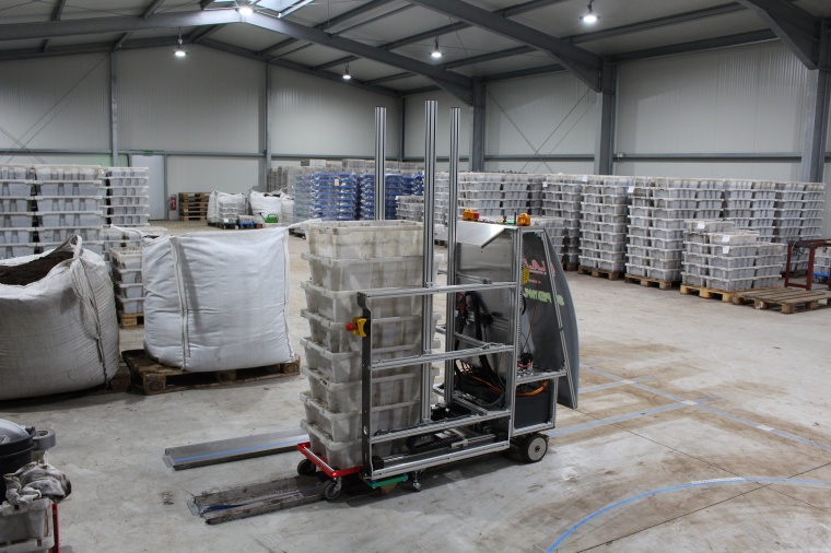 Fahrerloses Transportsystem (hier ohne Seitenschutz) holt Eurocontainer aus ...