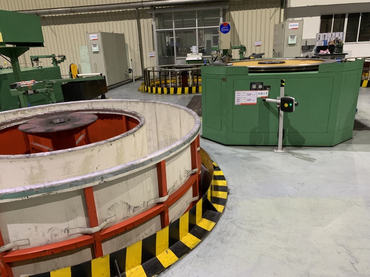Mit UHF-RFID-Technik erfasst Turcks Schreib-Lese-Kopf Q175 auch weiter...