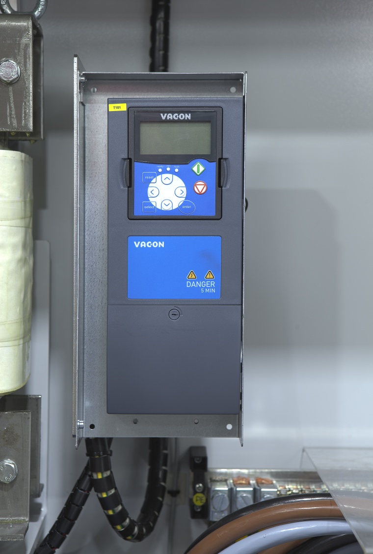 Das abgesetzt montierte Steuerteil des Vacon-NXP gibt jederzeit einen Status...