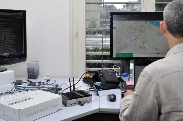 Ein Cortexia Ingenieur nimmt einen Syslogic KI Computer zu Testzwecken in...