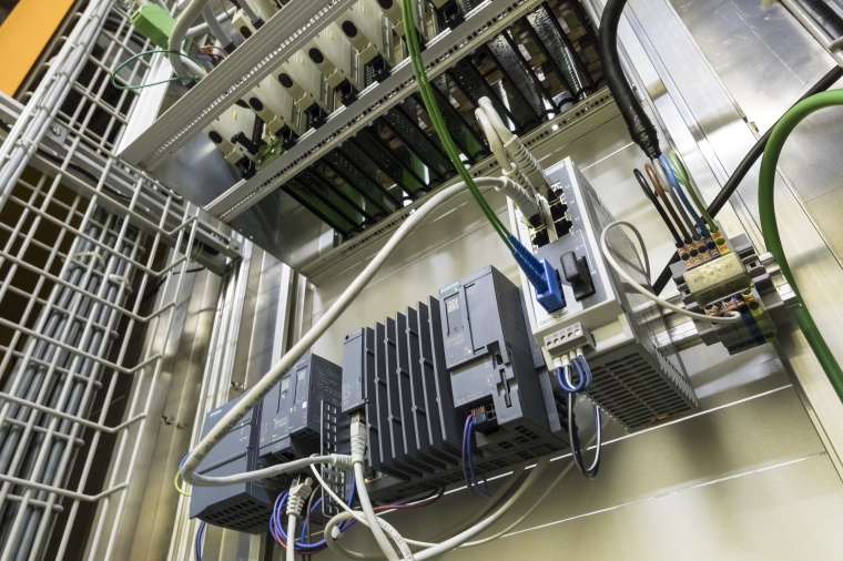 Die in der Unterstation verbaute Steuerungstechnik wird über den FL Switch...