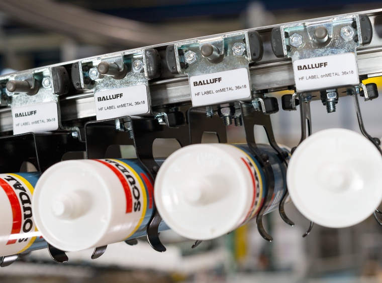 Selbstklebende Balluff-OnMetal-RFID-Tags erlauben eine sehr flache...