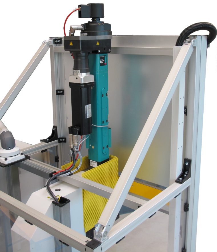 Tox kombiniert für das Verpressen der Filter eine C-Gestell-Tischpresse CMB...