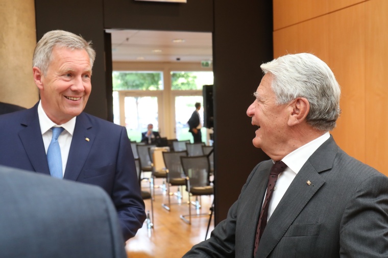 Alt-Bundespräsidenten im Gespräch: Christian Wulff (links) mit Dr. Joachim...
