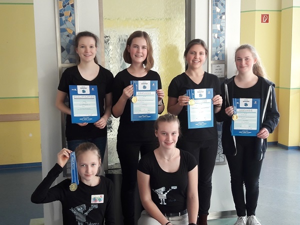 Die stolzen Finalistinnen des von RS Components geförderten Teams freuen sich...