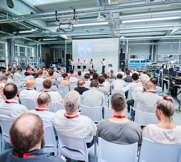 Die Podiumsdiskussion mit Teilnehmern aus Industrie und Forschung fand reges...