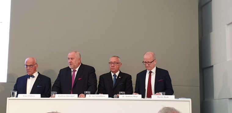 v.l.n.r.: Klaus Endress, Matthias Altendorf (CEO), Luc Schultheiss (CFO) und...