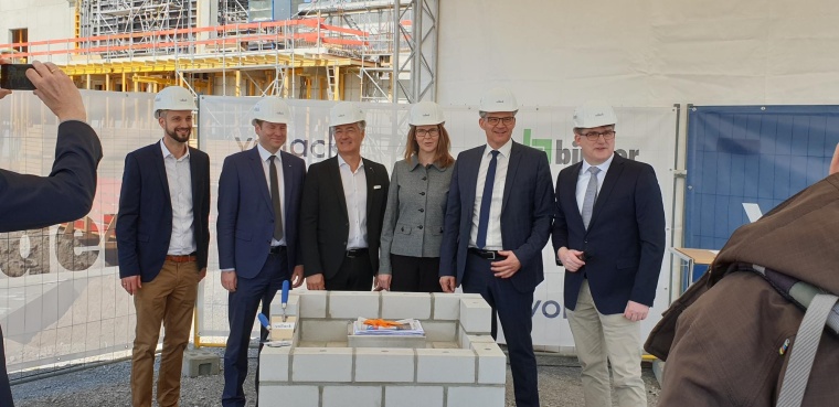 Markus Binder (3.v.l.) in feierlicher Runde und bei bestem Wetter bei der...