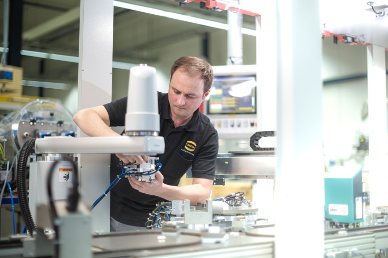 Vitali Niederquell, Mechaniker bei Harting Applied Technologies, bei der...
