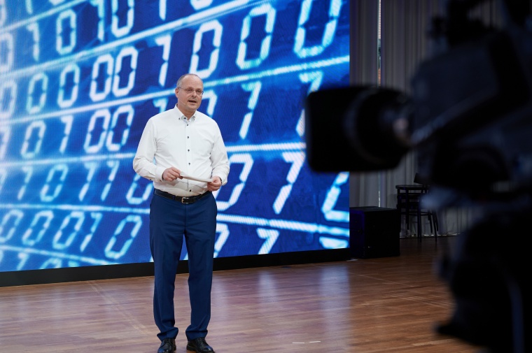 Dr. Olaf Munkelt, Geschäftsführer von MVTec, eröffnet den rein digitalen...