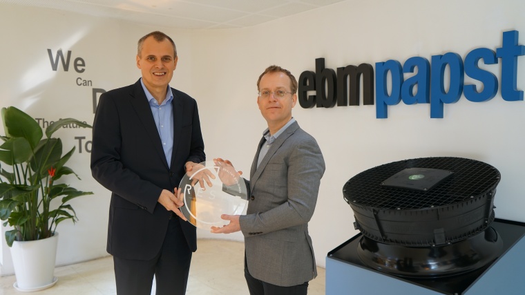 Thomas Nürnberger, President und CEO von ebm-papst China, nimmt das Zertifikat...