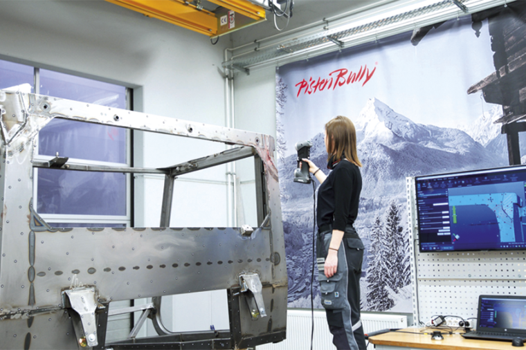 Vermessung eines Fahrerhausgerippes eines Pistenbully 400. Bild: Pistenbully