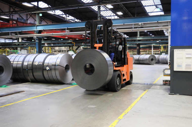 Spezielle Coil-Stapler transportieren tonnenschwere Lasten. Die...