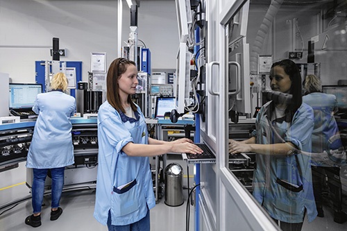 Mitarbeiterinnen in einer automatisierten Produktionslinie am Maxon Hauptsitz...