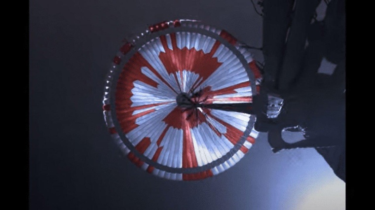 Nach dem Eintritt in die Atmosphäre des Mars öffnet sich der Fallschirm in...