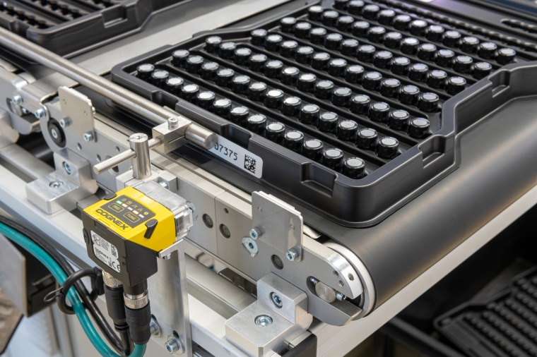 Dataman Barcode-Lesegeräte von Cognex ­erfassen die Datamatrix-Codes auf den...