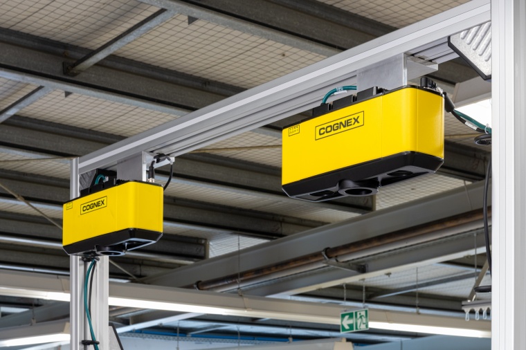 Die 3D-A5060-3D-Kameras von Cognex erfassen die Position der Werkstücke in der...
