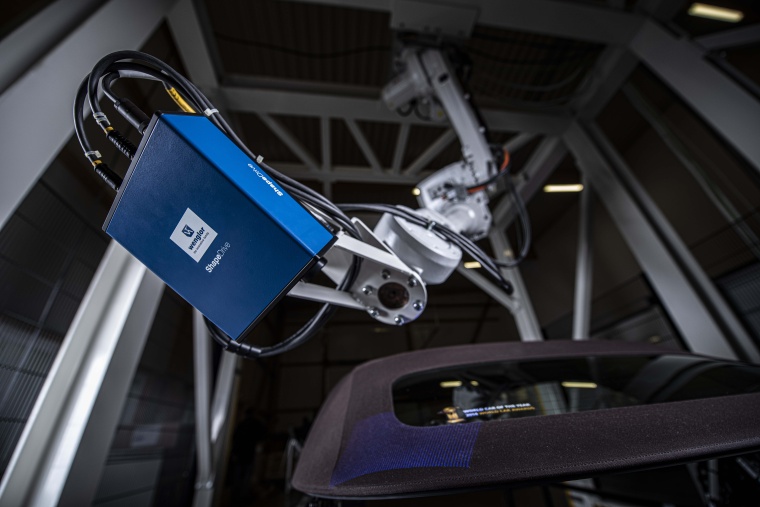 An der Spitze des Roboterarms befindet sich ein 3D-Shapedrive-MLBS-Sensor von...