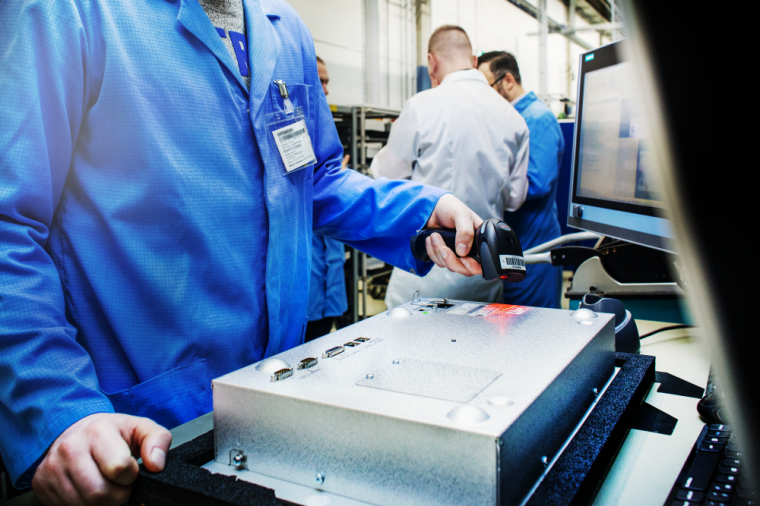 Mit dem Scannen des Barcodes weiß das Assistenzsystem, welche Arbeitsschritte...