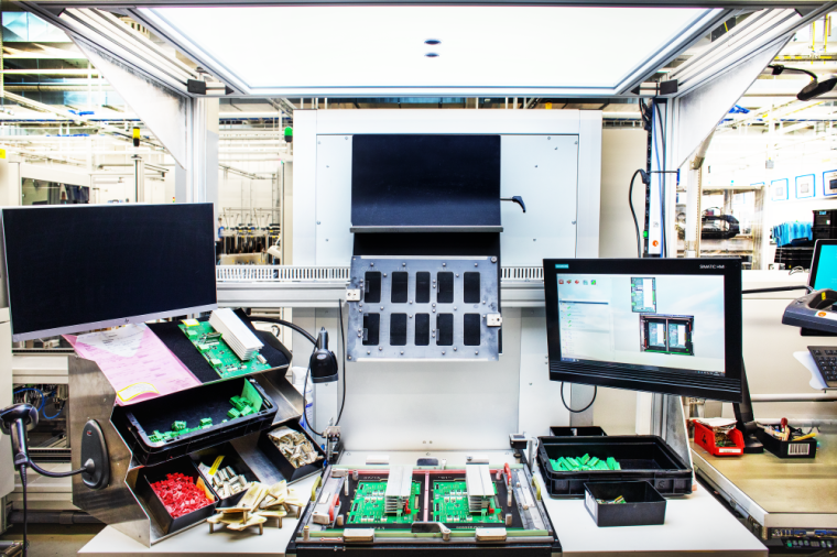 Als Assistenzsystem in der Produktion leitet der Schlaue Klaus den Arbeiter...