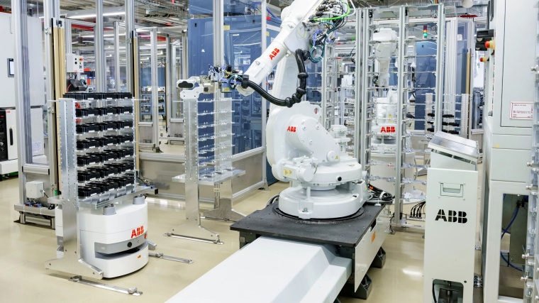 Mobile Bluebotics-mini-Roboter im Einsatz im ABB-Werk für Halbleiterfertigung...