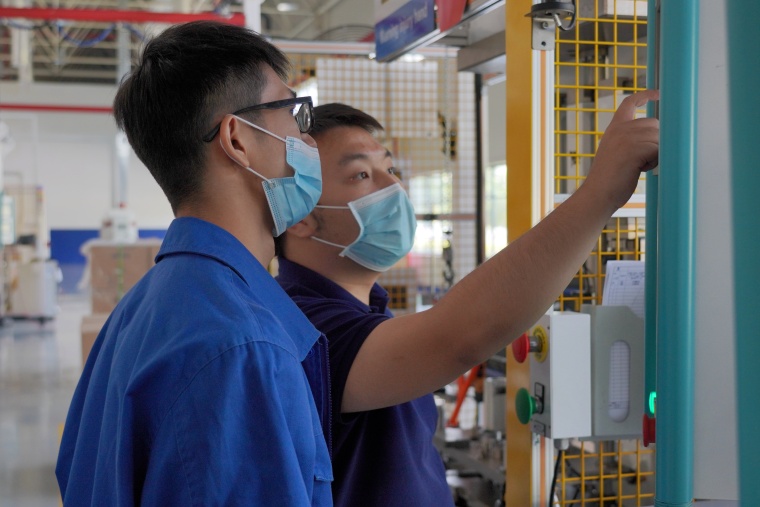 Chen Chuanliang, Prozessingenieur bei Liuzhou AAM, überprüft mit einem...